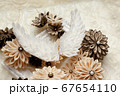 ベージュ色と茶色のつまみ細工の花と天使の羽根 67654110