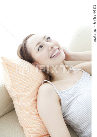 ソファに寝転ぶ女性 ソファに寝転ぶ女性 67654481