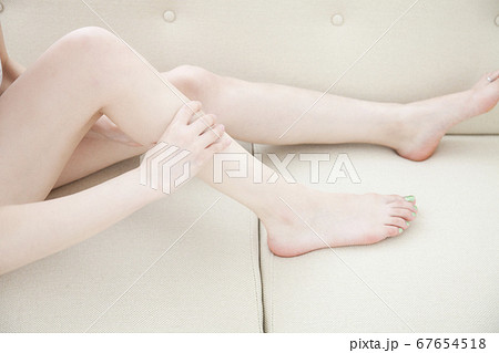 女性の足元 67654518
