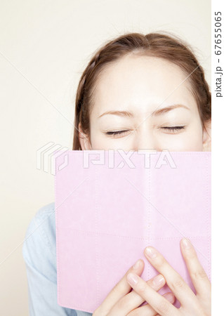 読書する女性 読書する女性 67655065