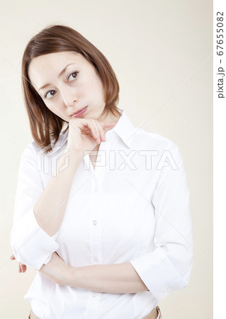 考え事するOL 考え事するOL 67655082
