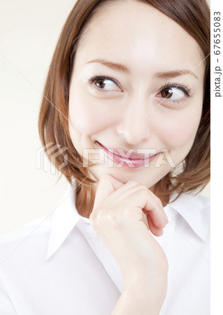 考え事するOL 67655083