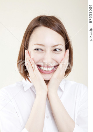頬に手を当てる女性 頬に手を当てる女性 67655084