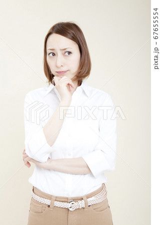 悩む女性 67655554