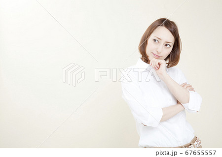 悩む女性 悩む女性 67655557