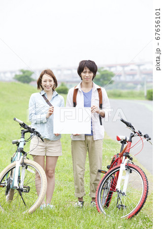 メッセージボードを持つ男女 67656101