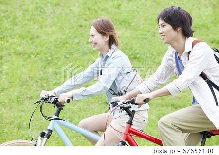 自転車に乗る男女 自転車に乗る男女 67656130