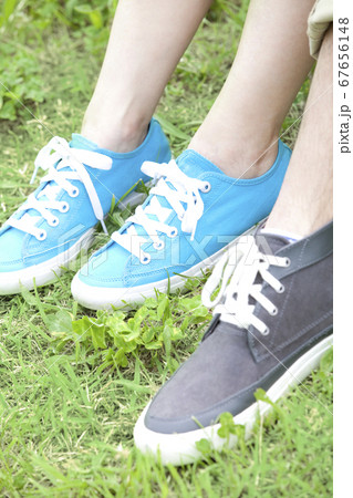 男女のスニーカー 67656148
