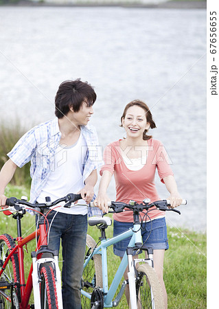 自転車に乗る男女 67656655