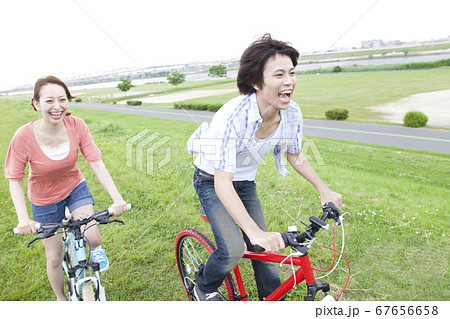 自転車に乗る男女 自転車に乗る男女 67656658