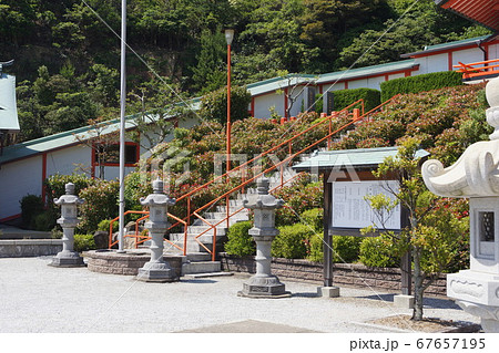 山口県 下関市 豊浦町 福徳稲荷神社の石灯籠 山口県 下関市 豊浦町 福徳稲荷神社の石灯籠 67657195