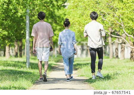 歩く若者グループの後ろ姿の写真素材