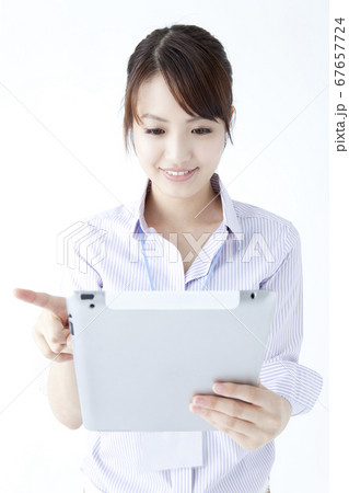 タブレットPCをするOL タブレットPCをするOL 67657724