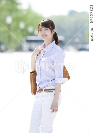街を歩くOL 67657823