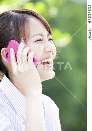 電話するOL 67657835