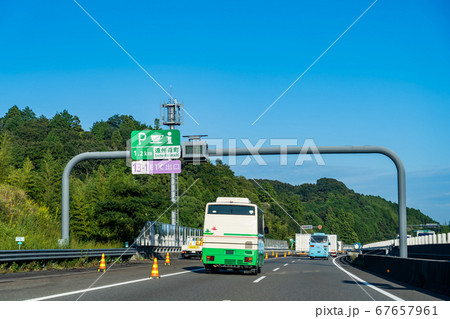 静岡県 新東名高速道路を走行中の観光バス もうすぐ森掛川パーキングエリア 静岡県 新東名高速道路を走行中の観光バス もうすぐ森掛川パーキングエリア 67657961