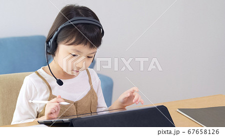 ペンタブレットを使う女の子　タブレット学習　オンライン学習　エドテック　EdTech 67658126