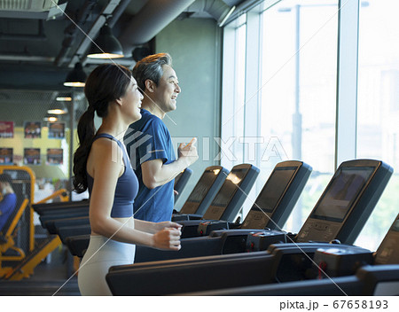 夫婦 ジム トレーニング 67658193