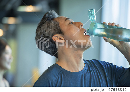 男 男性 男の子 67658312
