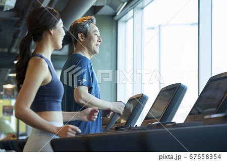 夫婦 ジム トレーニング 67658354