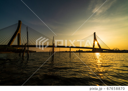 夕陽と有明海沿岸道路の矢部川大橋 夕陽と有明海沿岸道路の矢部川大橋 67658870