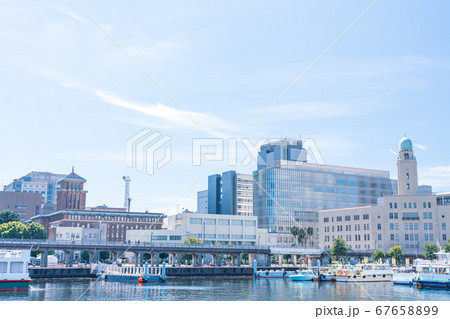 神奈川県横浜市 層の鼻防波堤から見た横濱税関クイーンの塔と神奈川県庁舎キングの塔 神奈川県横浜市 層の鼻防波堤から見た横濱税関クイーンの塔と神奈川県庁舎キングの塔 67658899