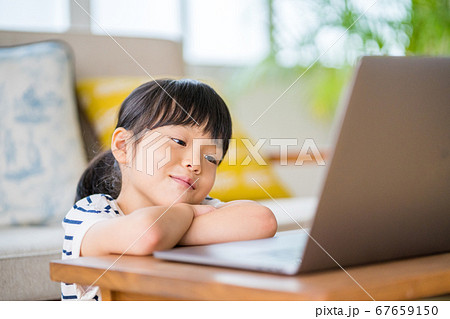 自宅でオンライン学習をする女の子 自宅でオンライン学習をする女の子 67659150