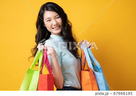 ショッピングバッグをたくさん持っている若い可愛い女性 ショッピングバッグをたくさん持っている若い可愛い女性 67666195