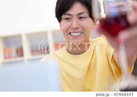 オンライン飲み会 赤ワインを飲む若い男性 オンライン飲み会 赤ワインを飲む若い男性 67668347