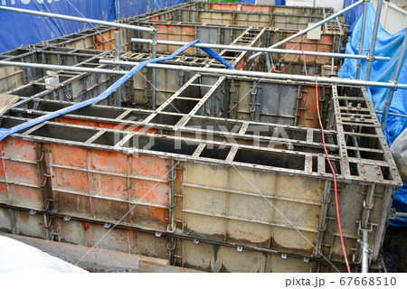 基礎工事中の建築現場 67668510