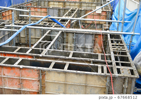 基礎工事中の建築現場 67668512