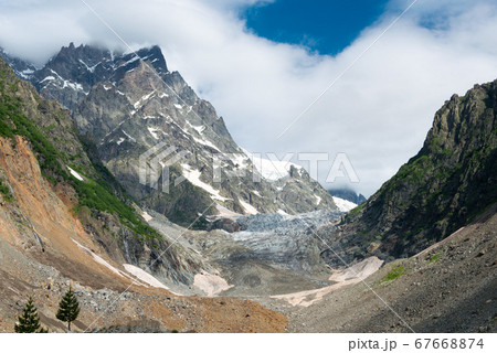 チャラディ氷河（Chalaadi Glacier）ジョージア（グルジア）メスティア 67668874
