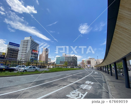 大分駅前ロータリーと市街地 67669059