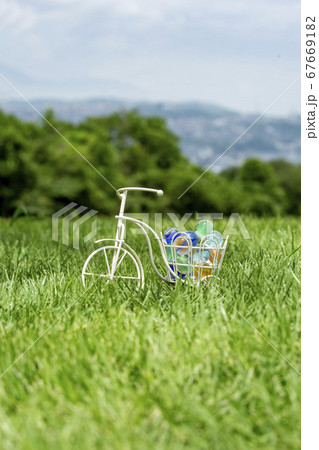 芝生と小物 自転車 お菓子 芝生と小物 自転車 お菓子 67669182