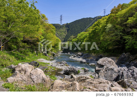新緑の御岳渓谷 多摩川に架かる吊り橋 杣の小橋付近の河原からの下流側の風景 新緑の御岳渓谷 多摩川に架かる吊り橋 杣の小橋付近の河原からの下流側の風景 67669392
