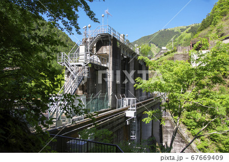 新緑の白丸ダム 南岸の遊歩道からの白丸ダム 新緑の白丸ダム 南岸の遊歩道からの白丸ダム 67669409