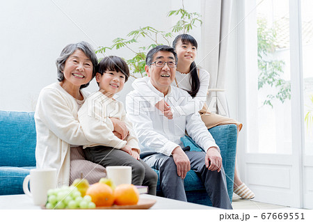 シニア夫婦、孫、ソファ 67669551