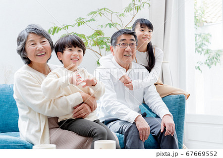 シニア夫婦、孫、ソファ 67669552