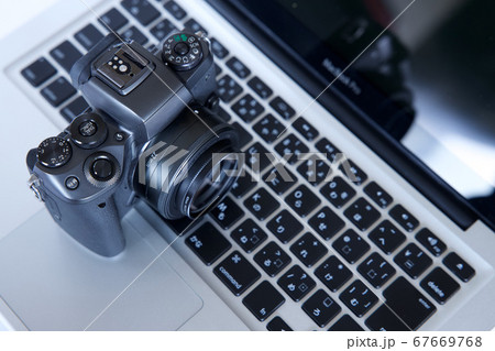 カメラとパソコン 67669768