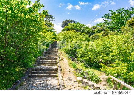 沖縄県 今帰仁城の平郎門前の七五三の階段 沖縄県 今帰仁城の平郎門前の七五三の階段 67669848