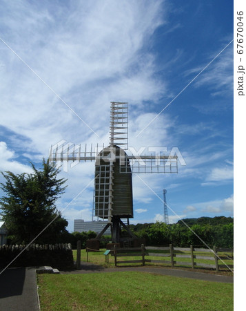 散歩の出会い　風車 67670046