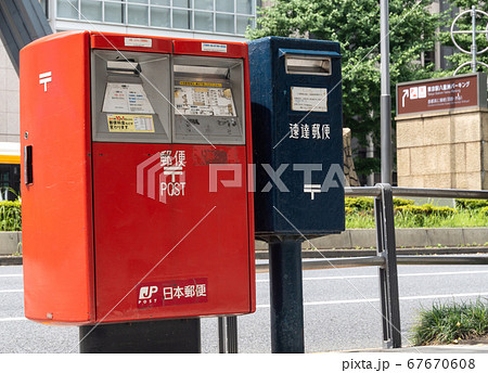 普通の郵便ポストと速達郵便ポスト 67670608