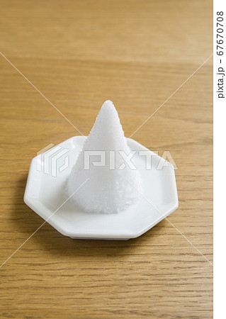 盛り塩イメージ　物撮り 67670708