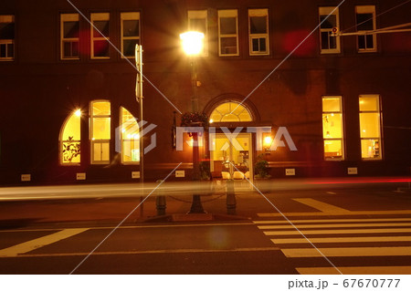 レトロなビルに入る洒落たレストラン 函館市ニチロビルにての写真素材