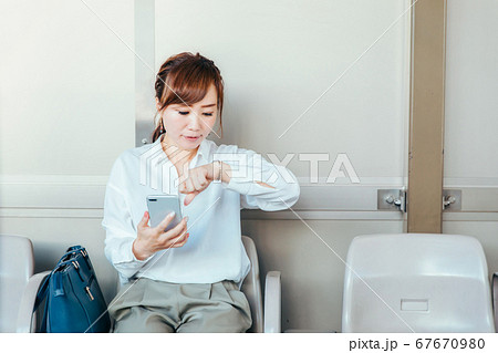 駅のホームにいる女性 67670980