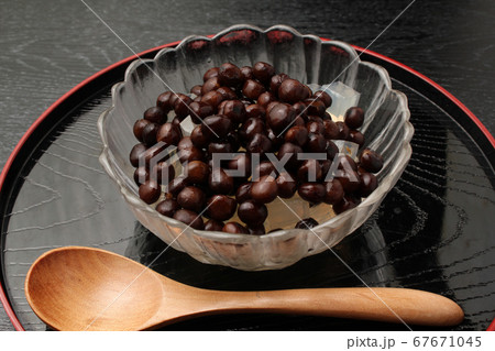 えんどう豆の煮豆がたっぷり乗った豆かん 67671045