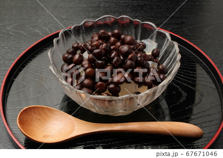 えんどう豆の煮豆がたっぷり乗った豆かん 67671046