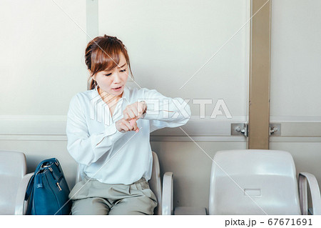 駅のホームにいる女性 駅のホームにいる女性 67671691