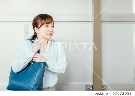 駅のホームにいる女性 67672053