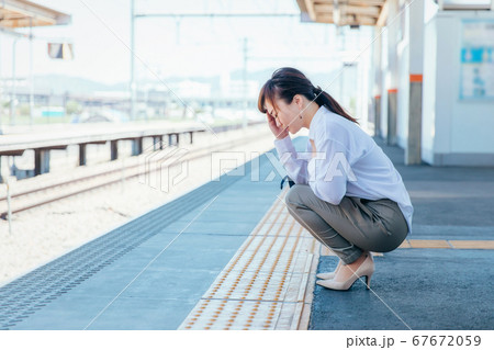 駅のホームにいる女性 67672059